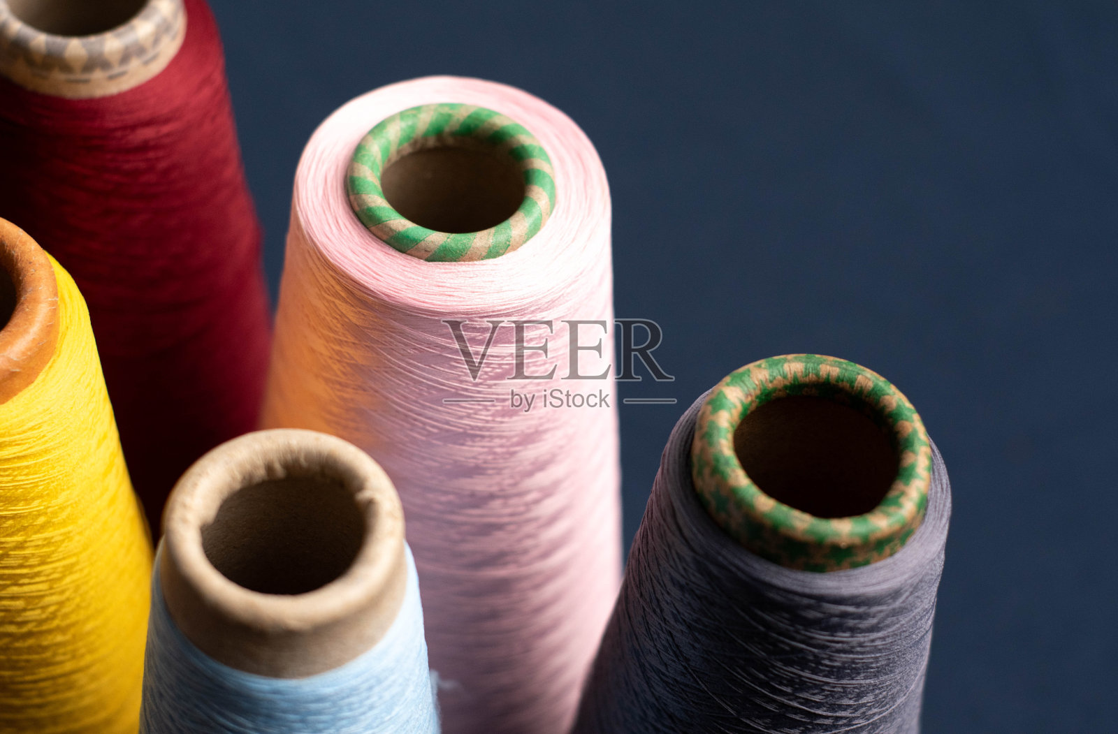 蓝色织物上的锥形线照片摄影图片