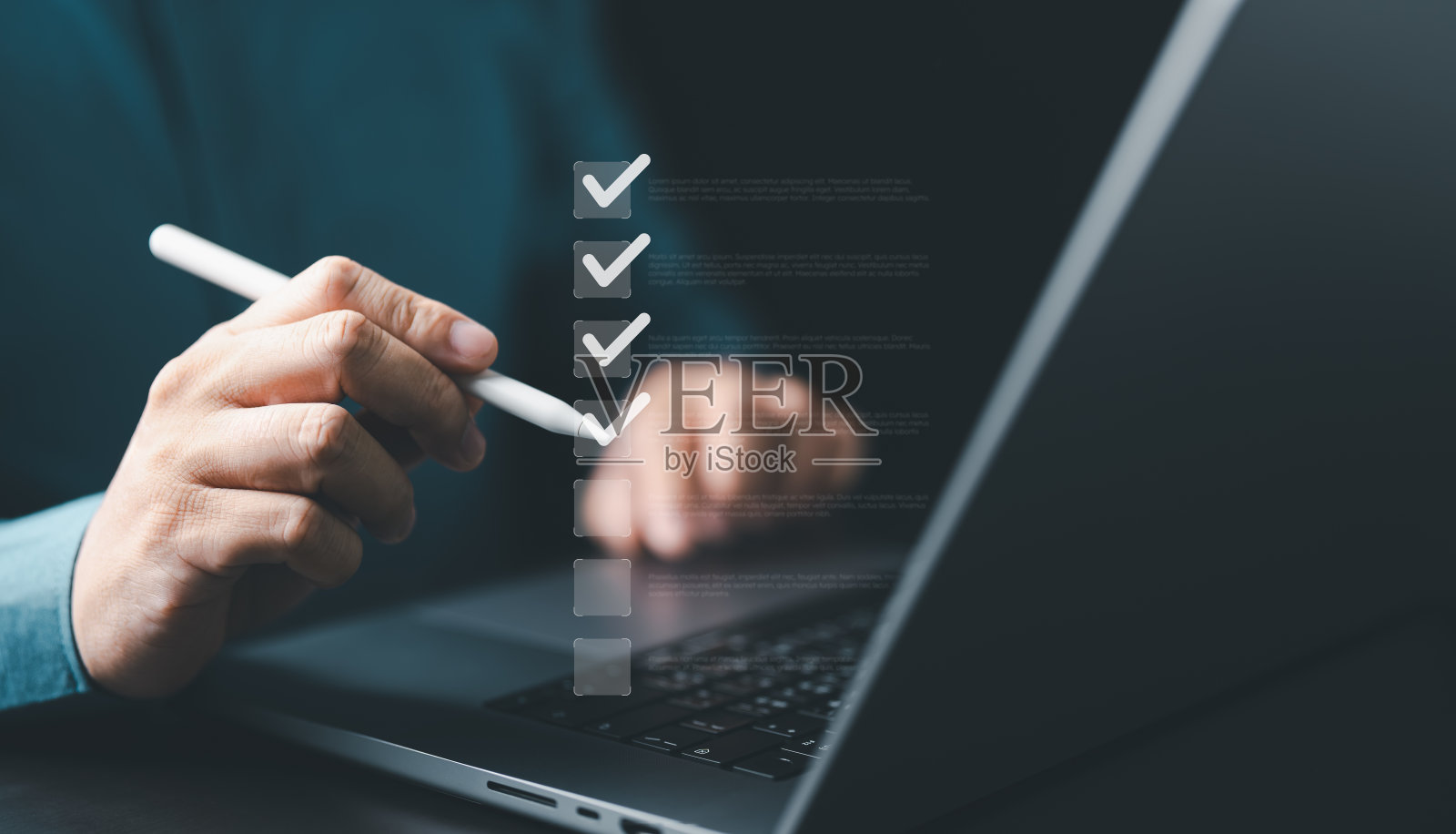 业务绩效检查表。商人使用钢笔进行在线检查表调查，以数字方式填写表格、评估、问卷、调查申请、在线考试或项目评估。照片摄影图片