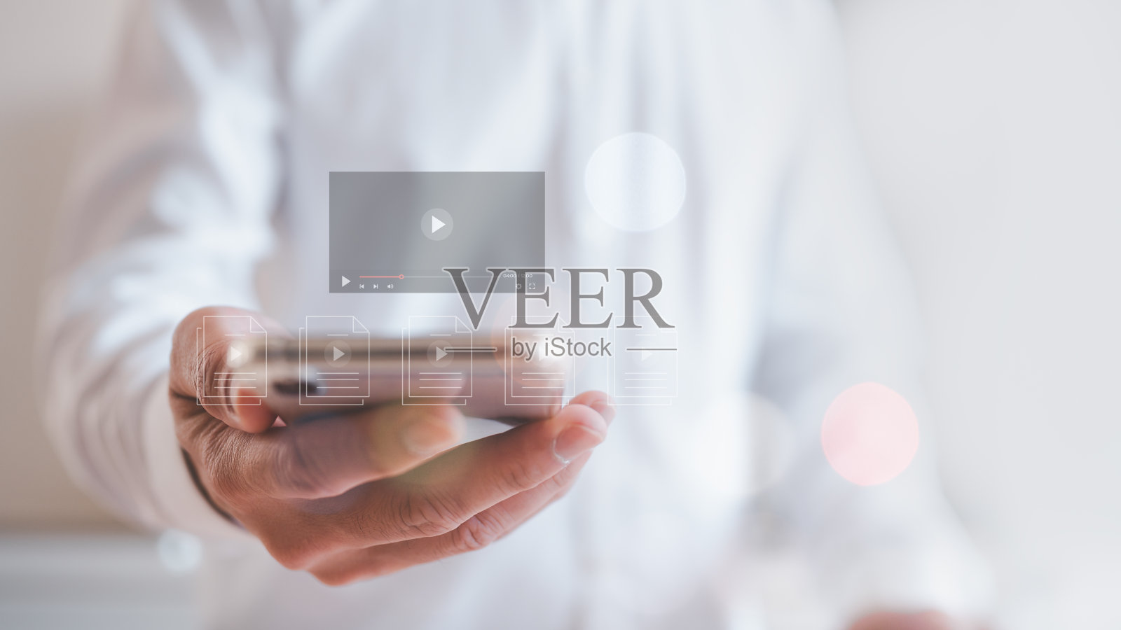 男人用智能手机在线流媒体，在互联网上看视频，现场音乐会，表演或教程照片摄影图片