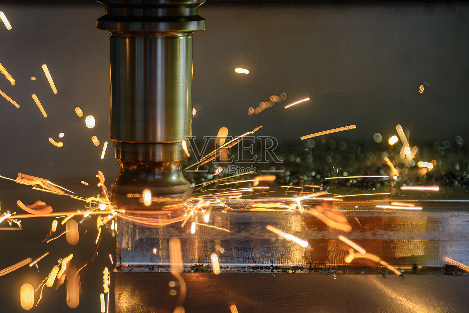 数控铣床上刀具磨损产生的烧屑。照片摄影图片