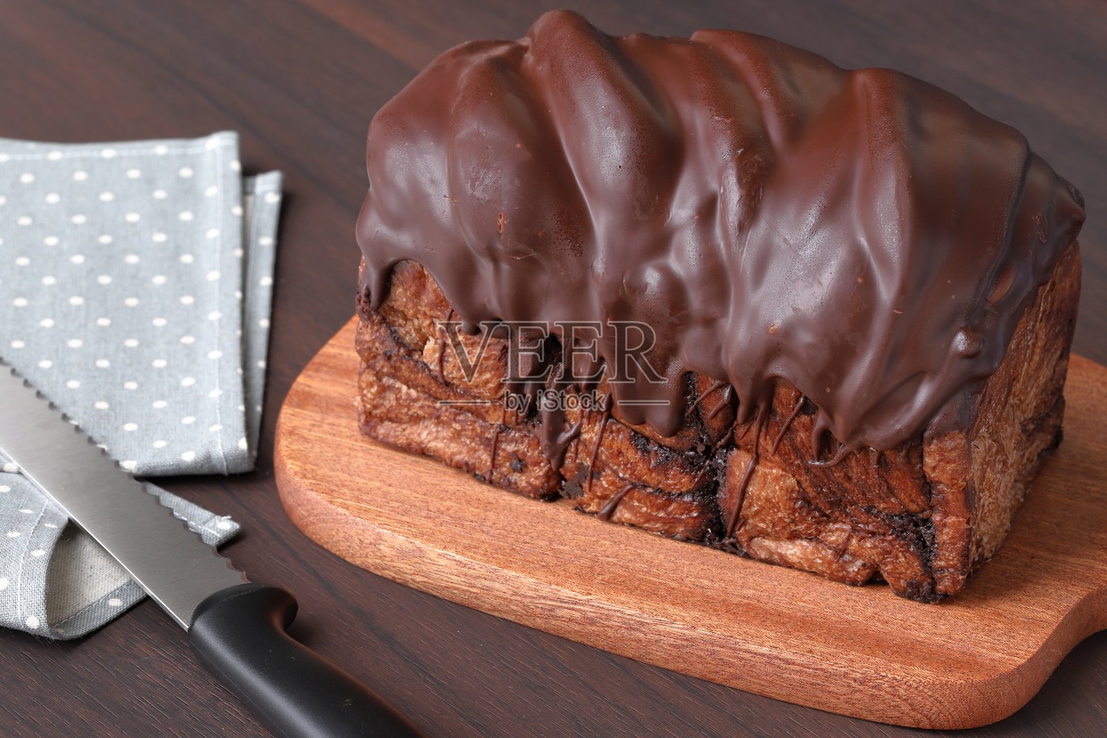 一条烤面包加上巧克力配料照片摄影图片