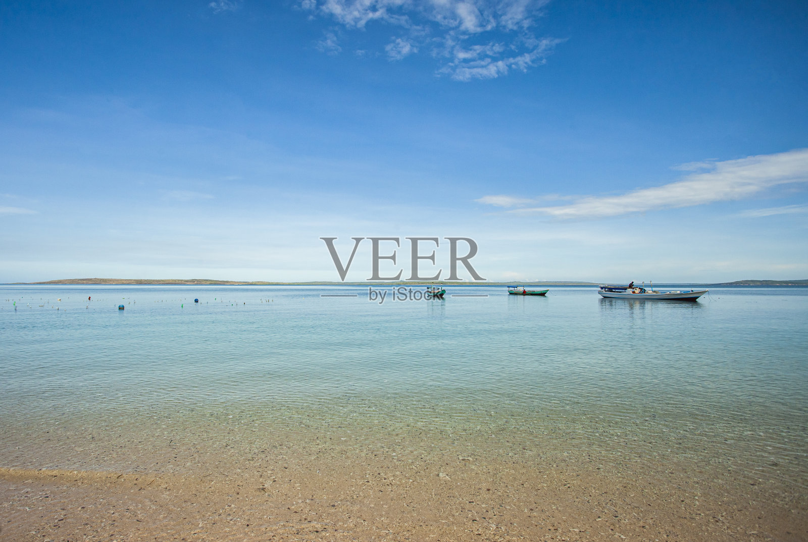 位于印尼东努沙登加拉库邦的热带天堂——Tablolong海滩的美丽景色和传统凉亭。照片摄影图片