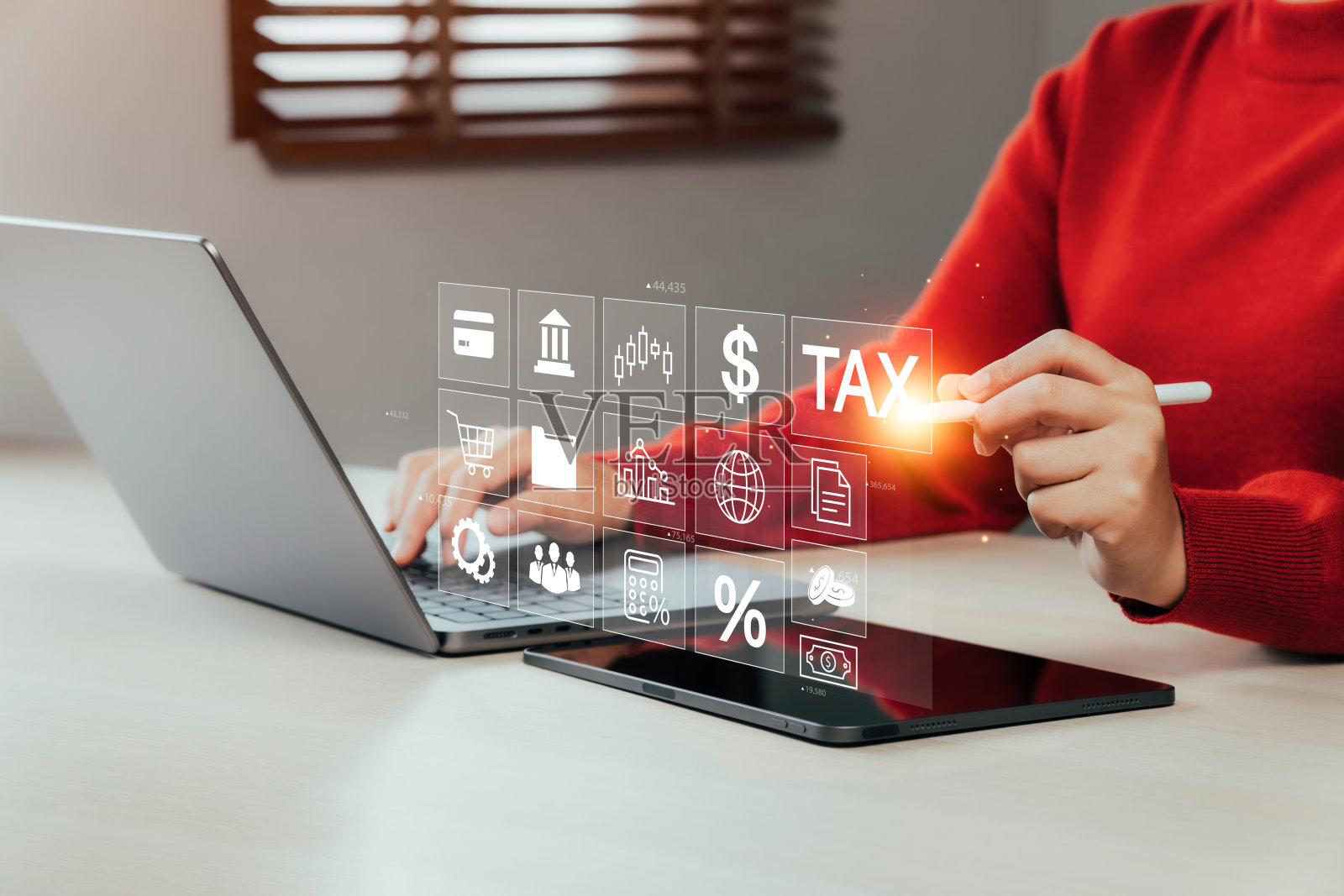 核对填写税务资料，政府税项，纳税申报计算概念。会计业务员使用计算机在线填写纳税申报表进行纳税照片摄影图片