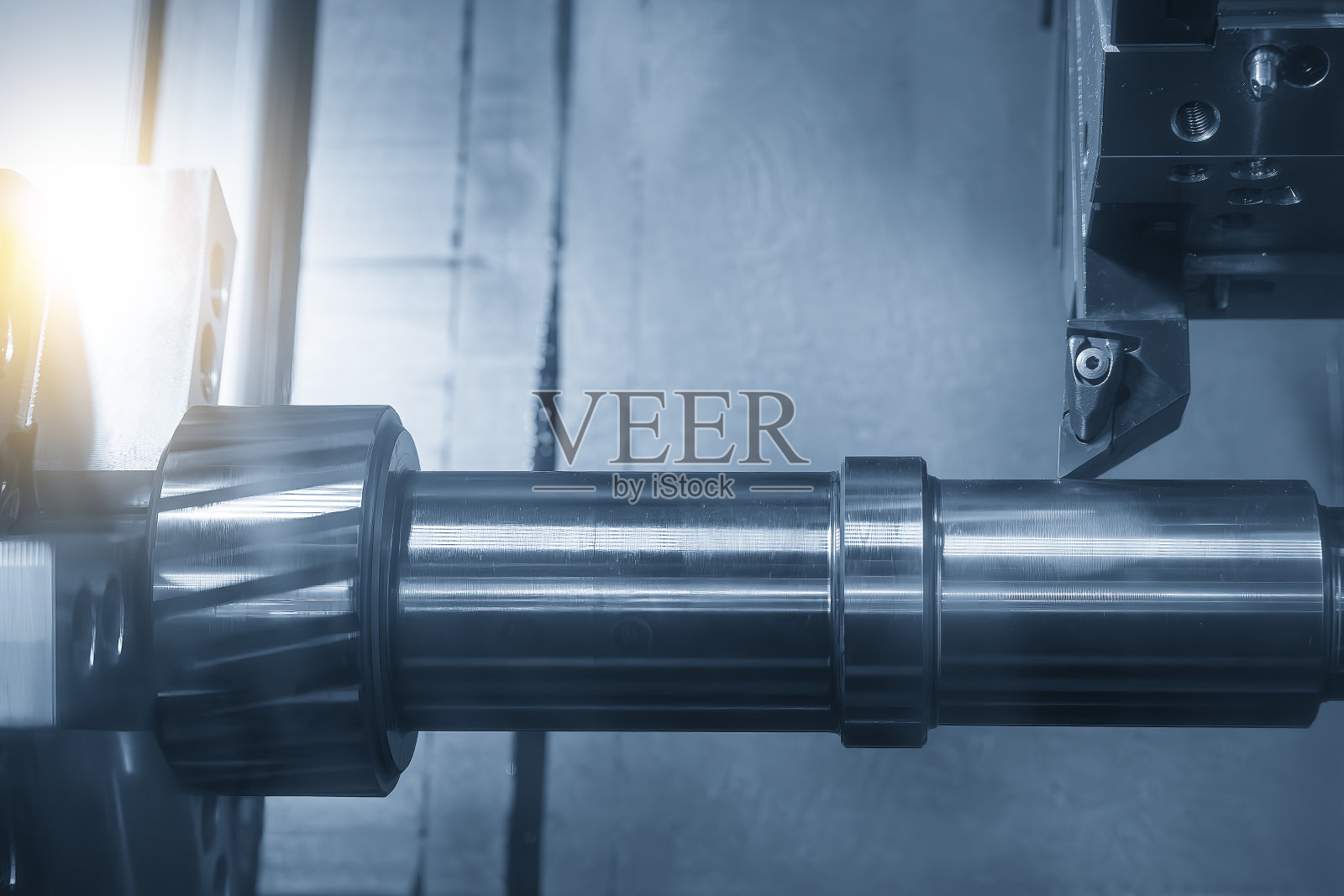 数控车床加工金属轴类零件。照片摄影图片