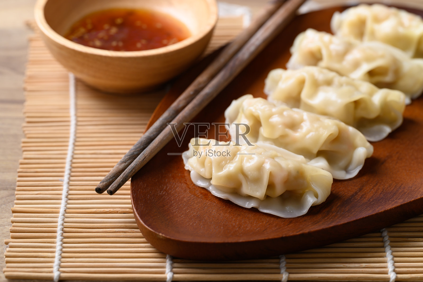 猪肉和鸡肉馅的清蒸馄饨照片摄影图片