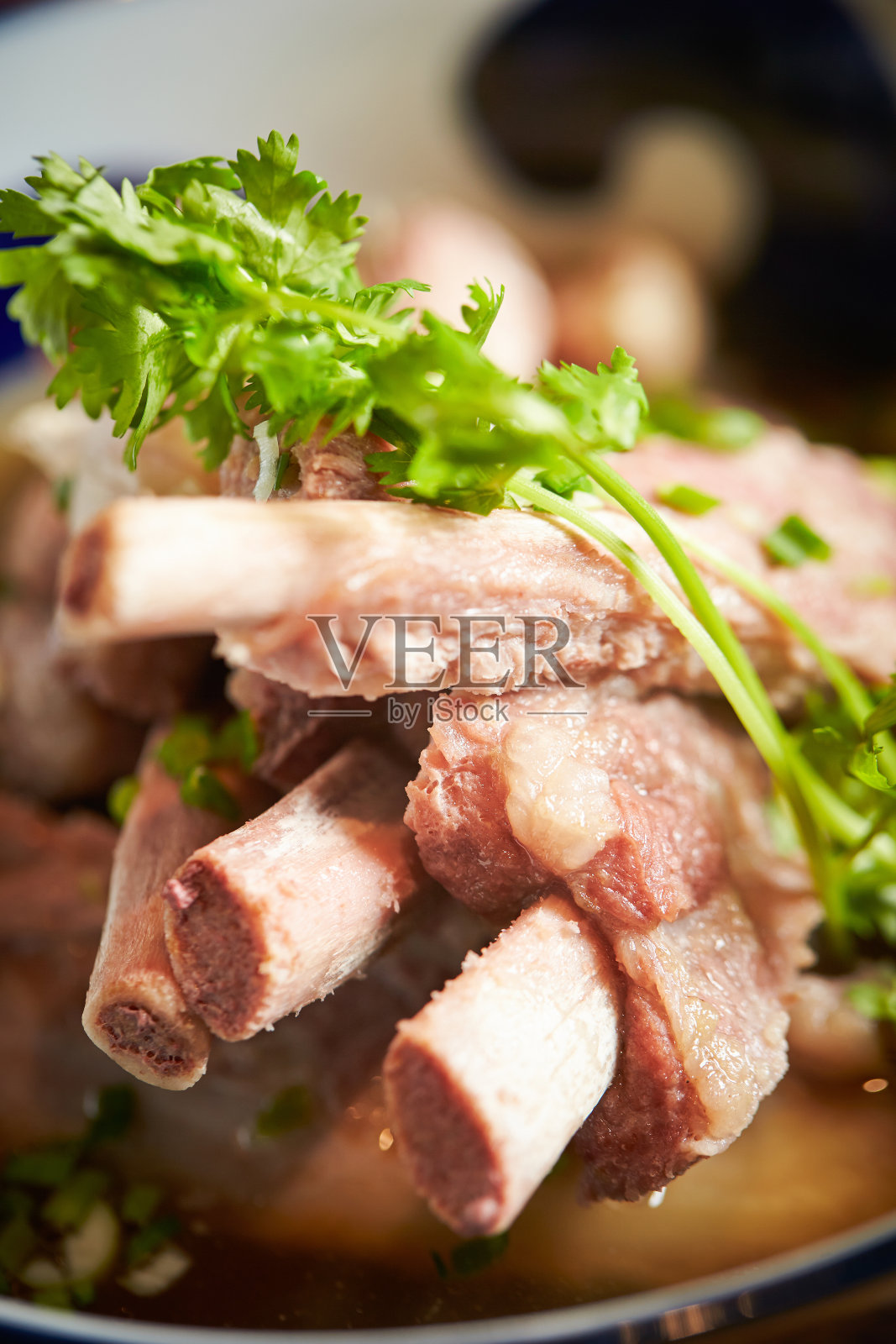 火锅里的排骨汤照片摄影图片