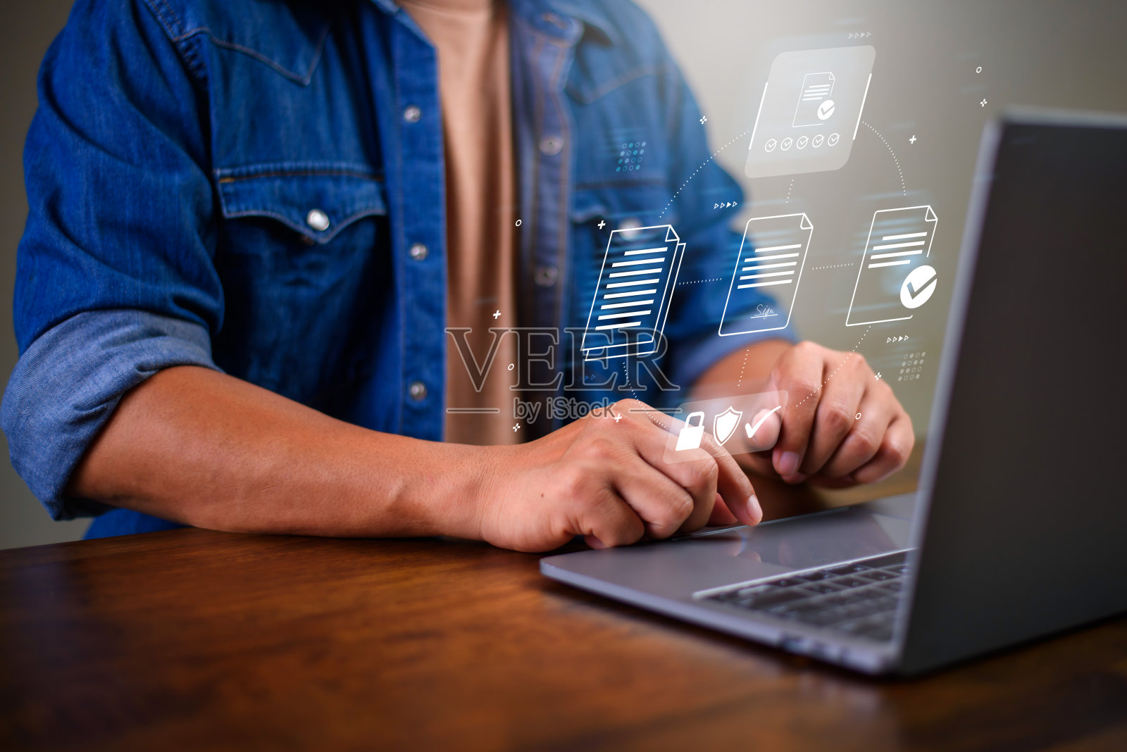 电子签名无纸化概念，商人在电子文件上签名，实现无纸化办公概念。在线数据管理，审批，在线数据库。照片摄影图片