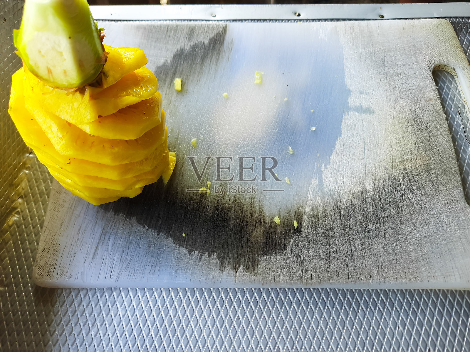 去皮的菠萝准备在砧板上切开照片摄影图片