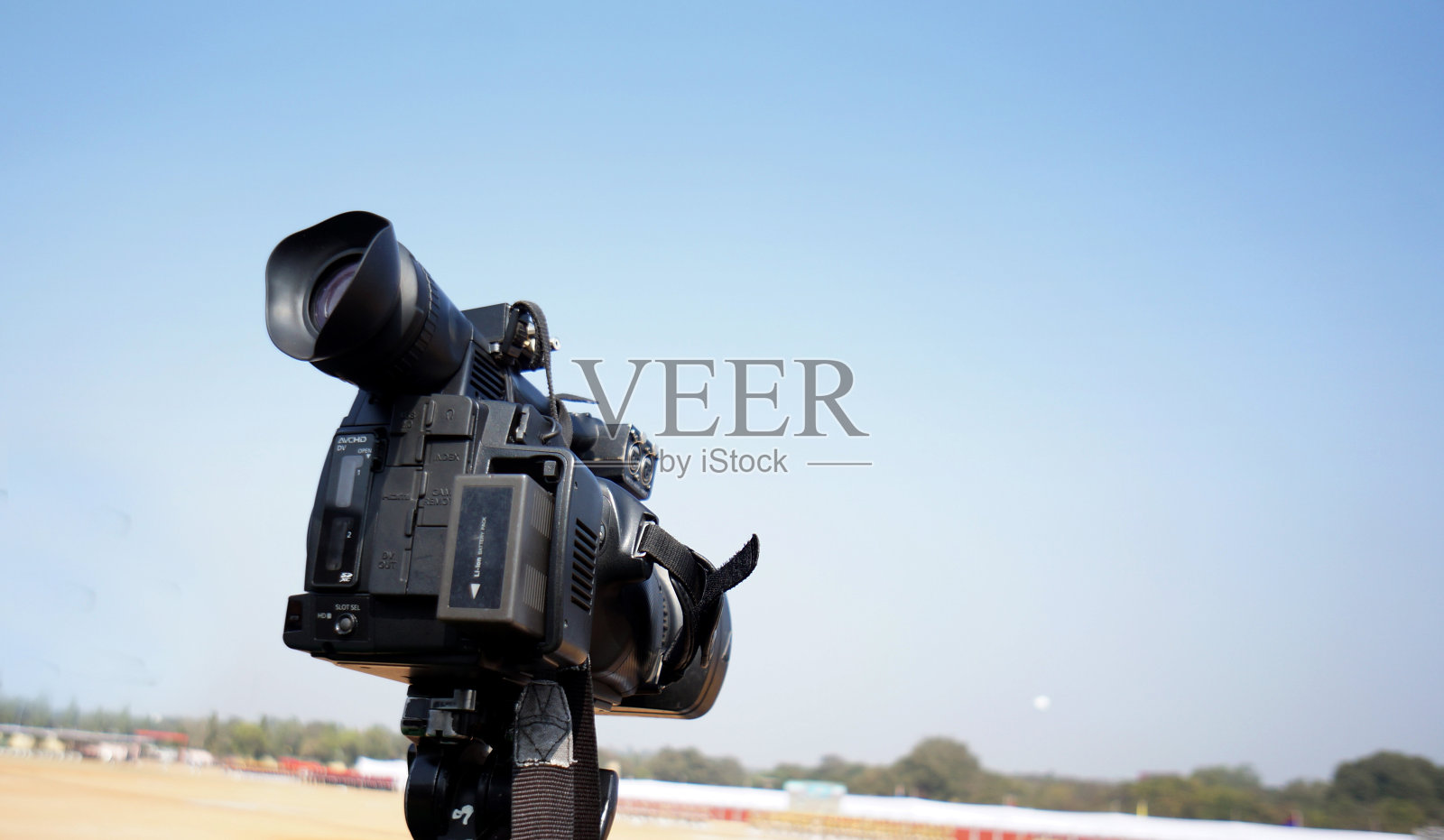 摄像机在户外蓝天下的特写镜头照片摄影图片