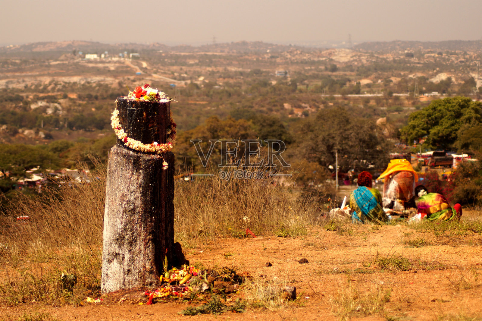 石雕的印度湿婆神林伽姆形状，用来祈祷照片摄影图片