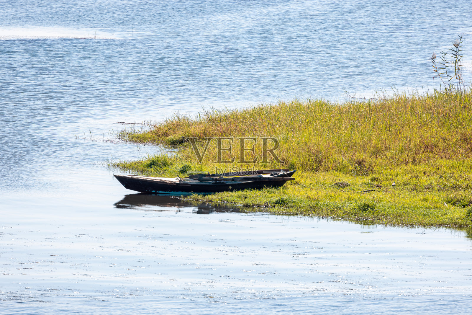 小半岛尖端的凉鞋，周围环绕着绿色植物——从卢克索到阿斯旺的尼罗河上航行的风景游船和游轮——埃及照片摄影图片