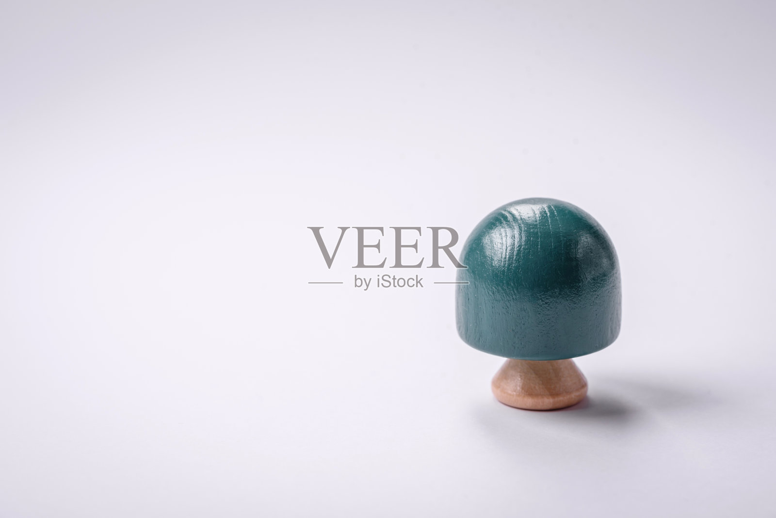 在白色背景上有绿色树冠和树干的木模型照片摄影图片