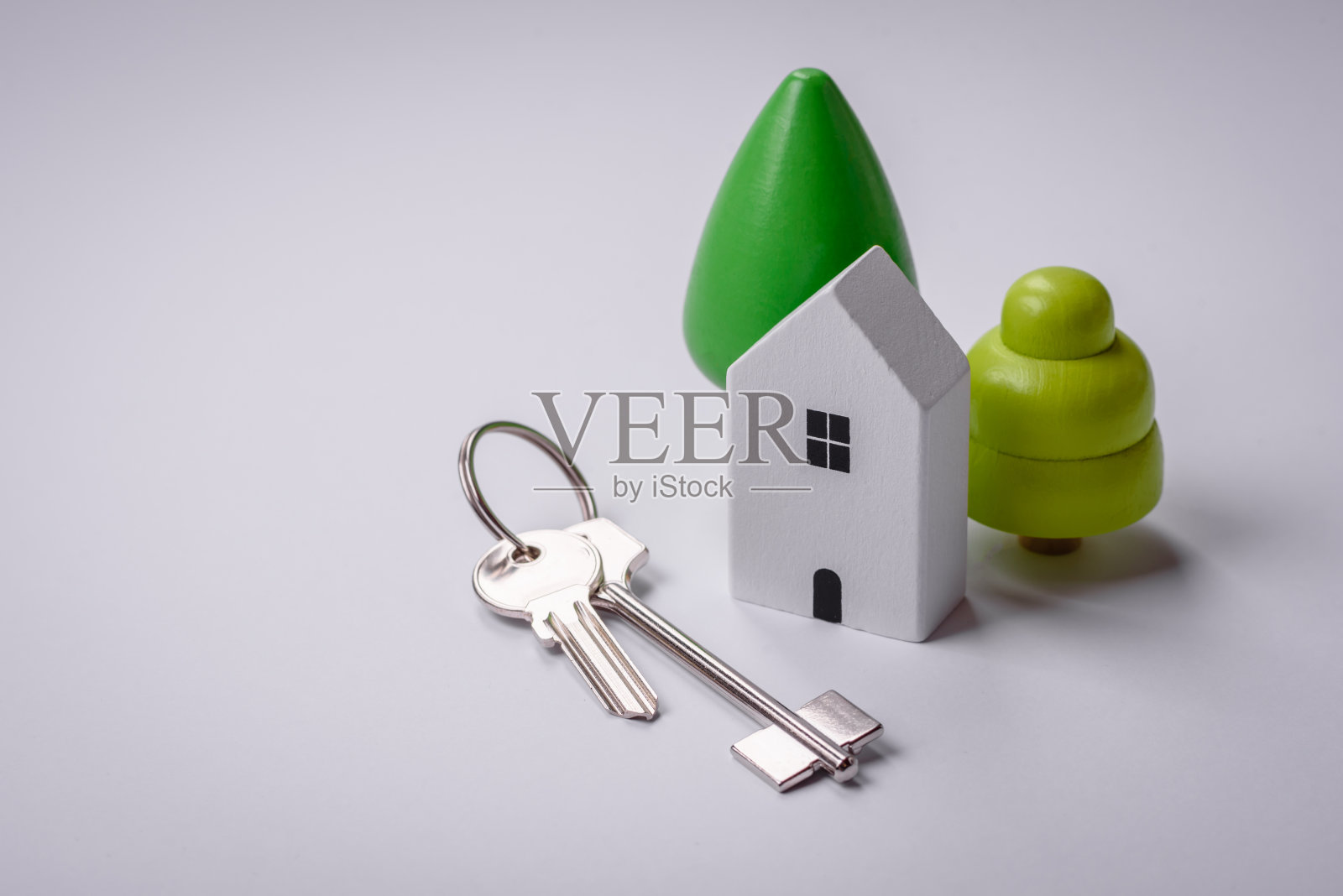 一个小木屋和钥匙作为投资你自己的家的一个想法照片摄影图片