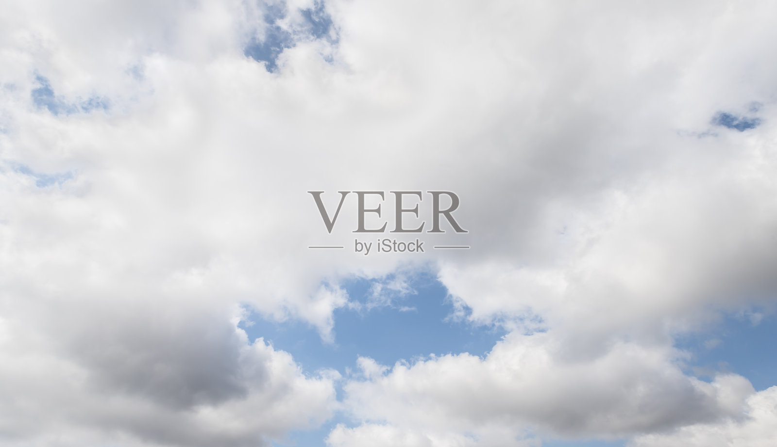 晴朗夏日平静明亮天空的独特美景照片摄影图片