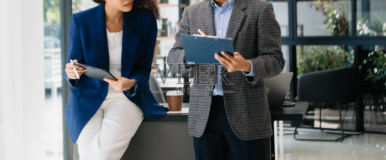 女商人工作并讨论她们的商业计划。一名人类员工向她的同事解释并展示了结果报告照片摄影图片