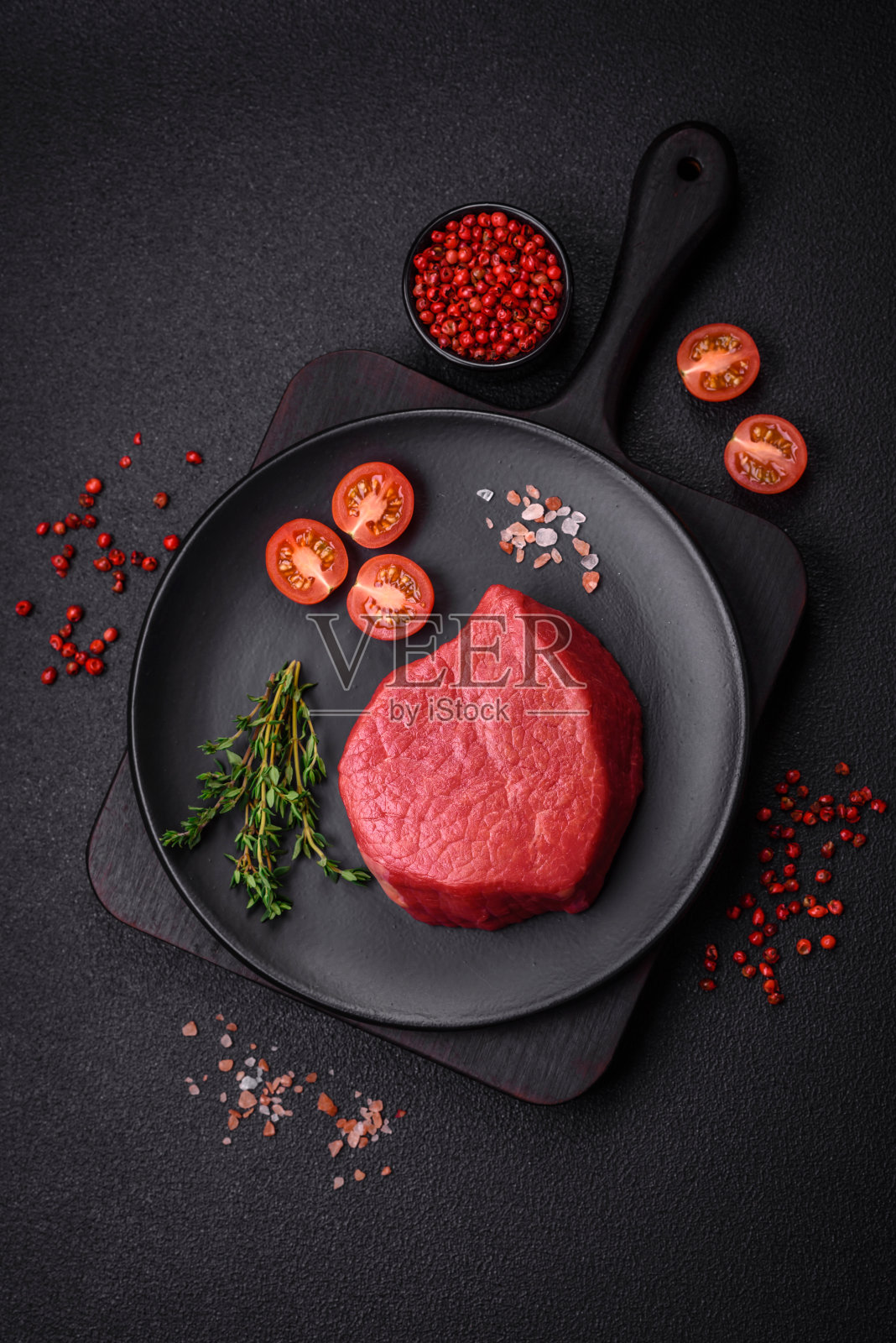 新鲜多汁的生菲力牛排配上盐、香料和香草照片摄影图片