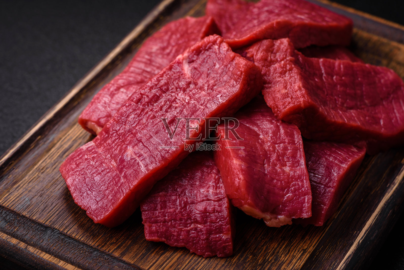 鲜嫩多汁的牛肉，配以盐、香料和香草照片摄影图片