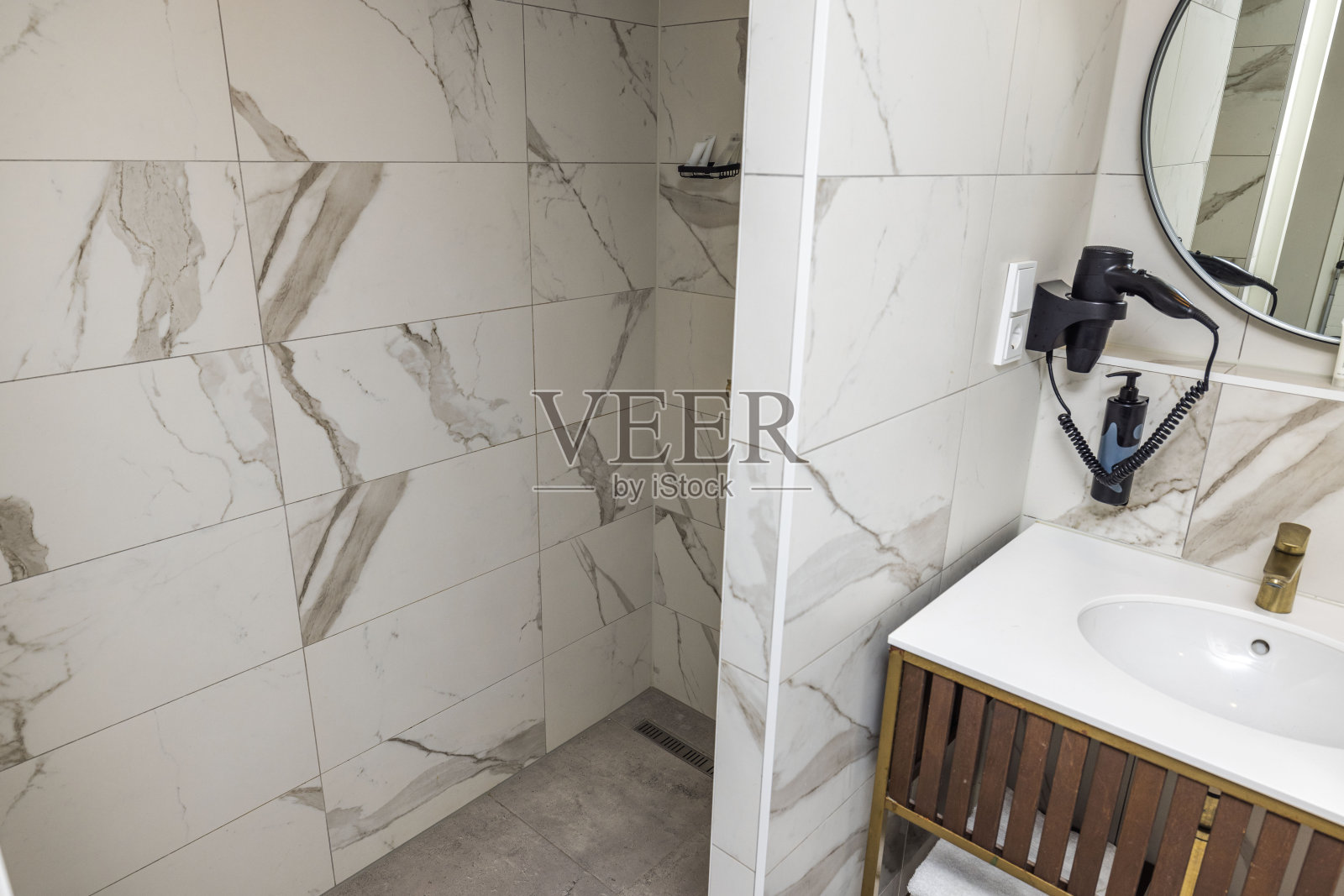 浴室淋浴区的内景，用浅色的墙砖装饰。库拉索岛。照片摄影图片