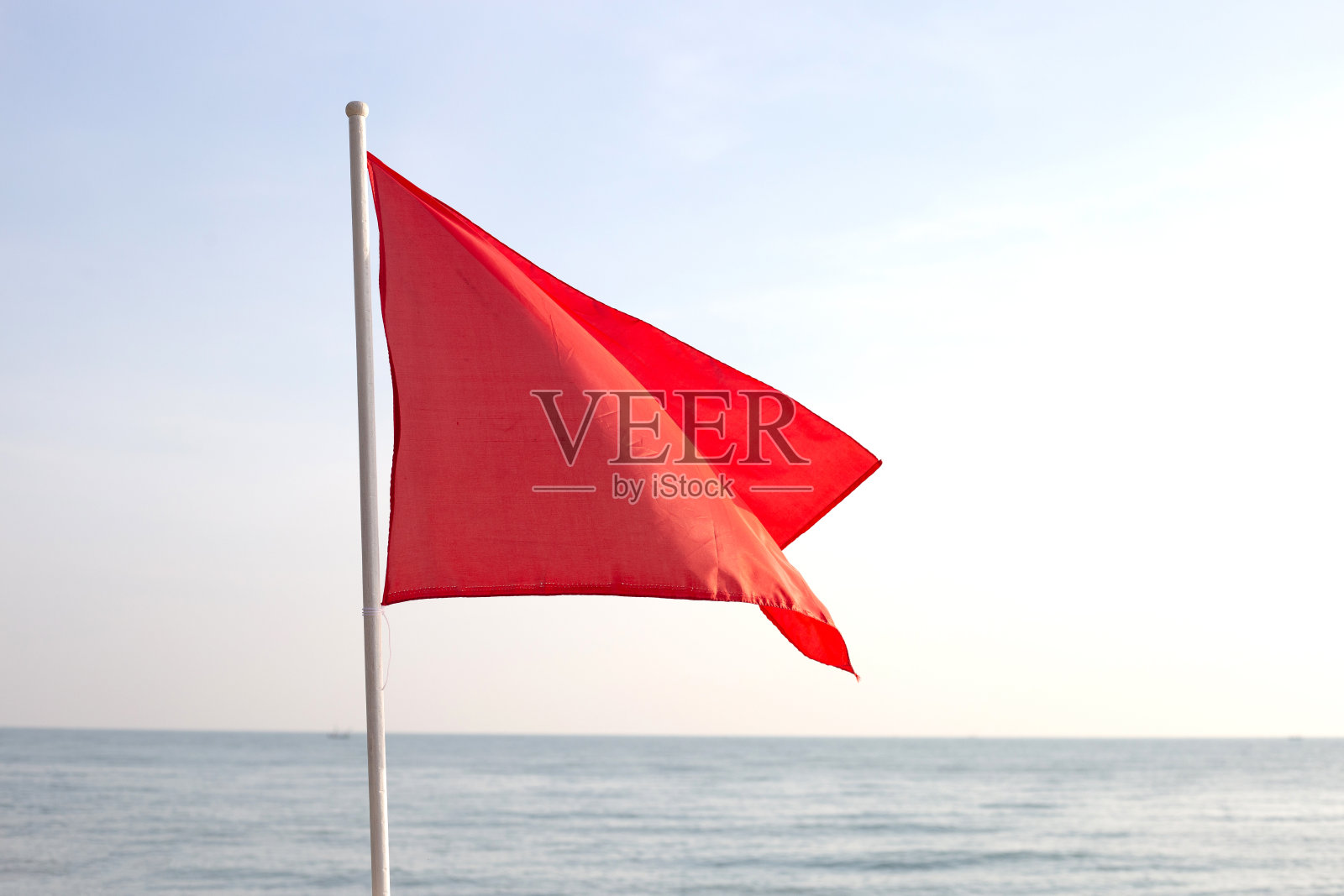 一个危险信号。海滩上的警告标志照片摄影图片