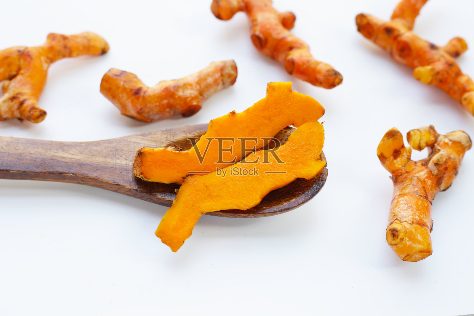 白色背景上的姜黄根。照片摄影图片