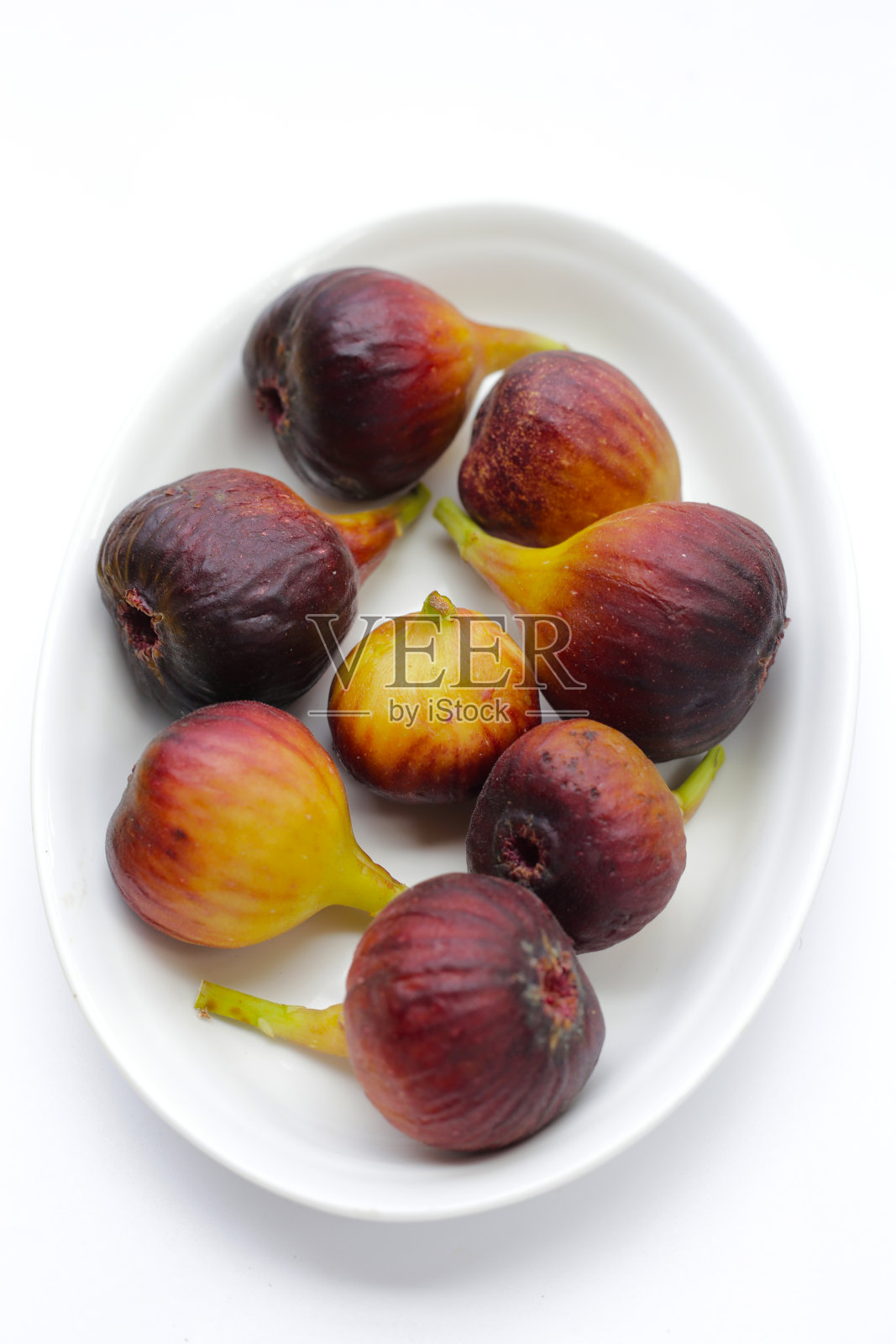 白色背景上的新鲜无花果。照片摄影图片