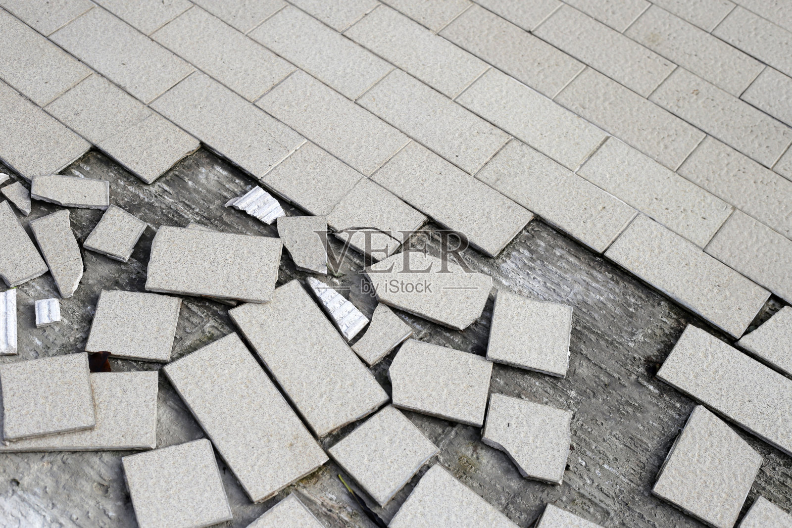 水泥地板上棕色瓷砖的裂缝照片摄影图片