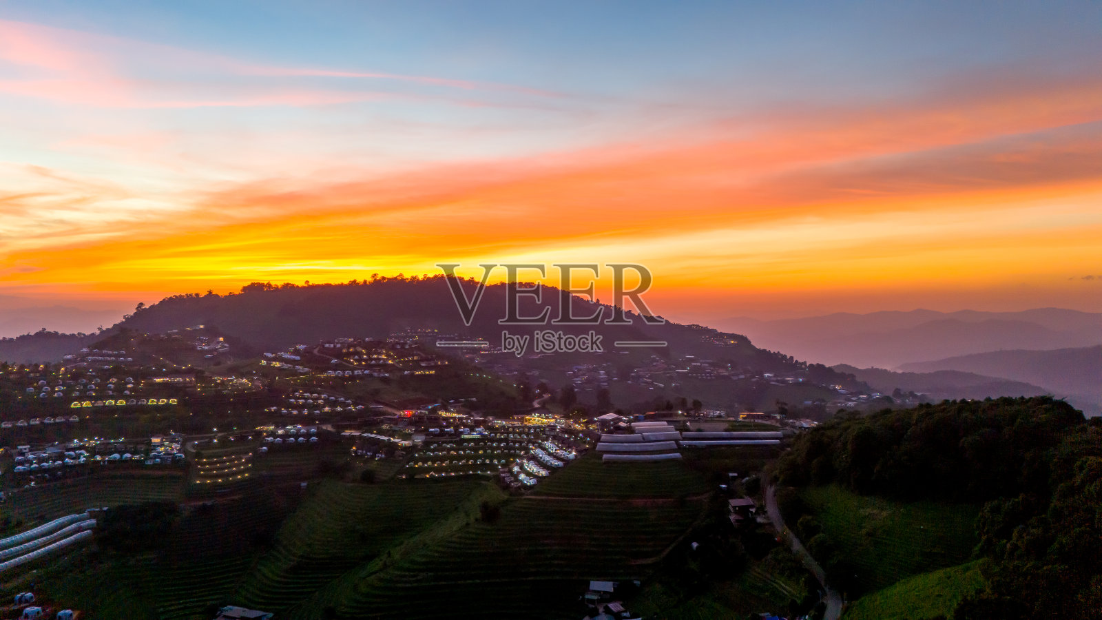 鸟瞰泰国清迈省湄林Doi Mon Cham山上的露营地和帐篷照片摄影图片
