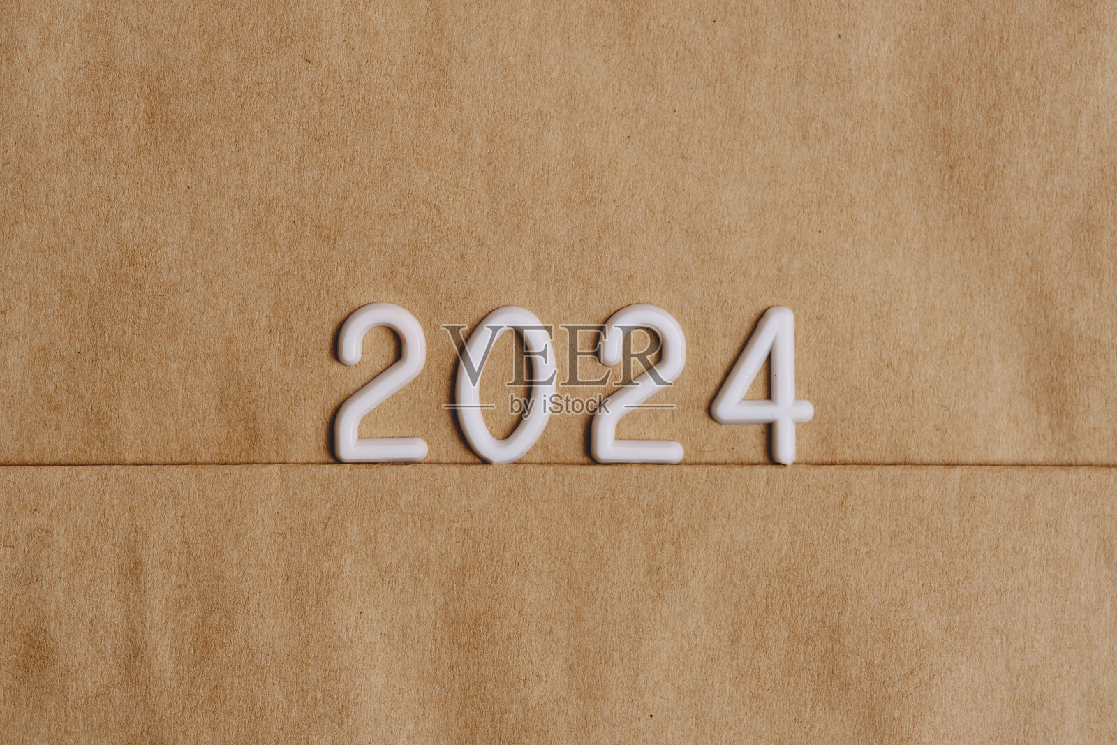 2024年的数字，背景是牛皮纸。照片摄影图片