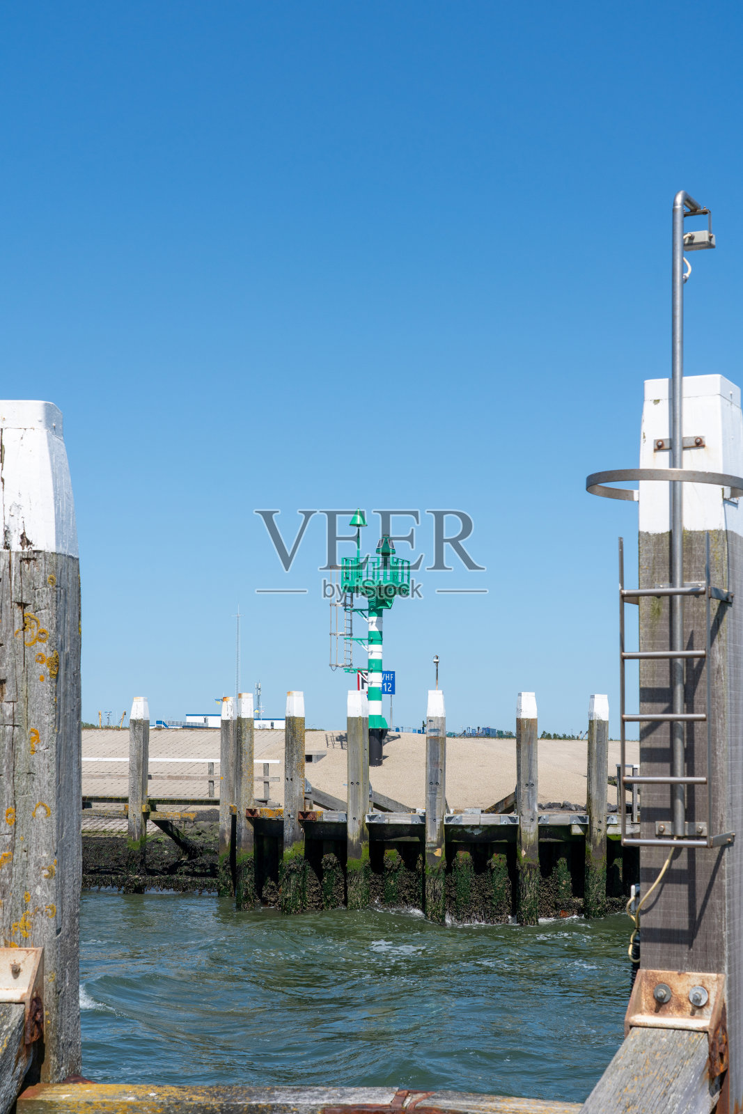 海边的码头上有一座灯塔照片摄影图片