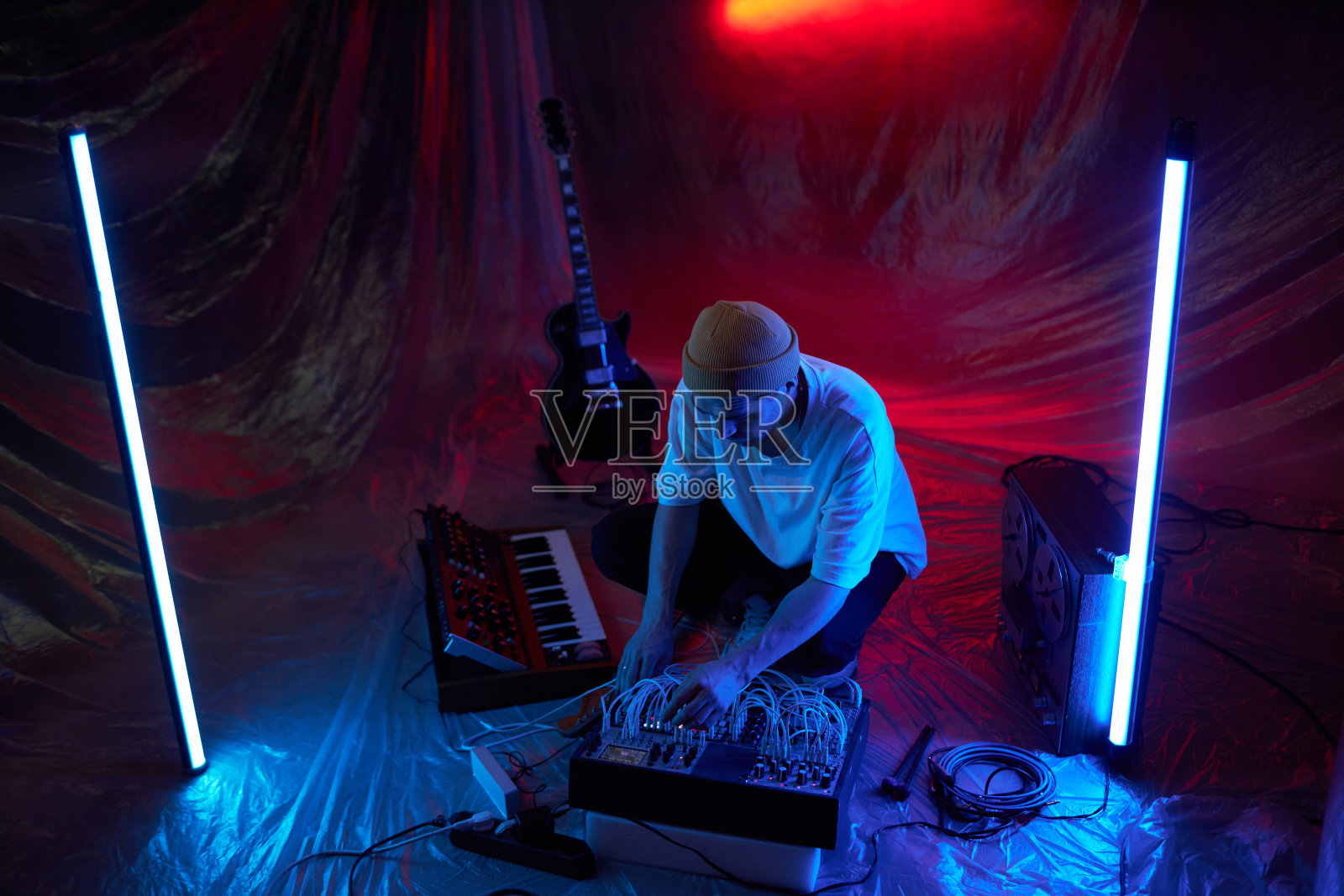 临时录音室男音乐家照片摄影图片