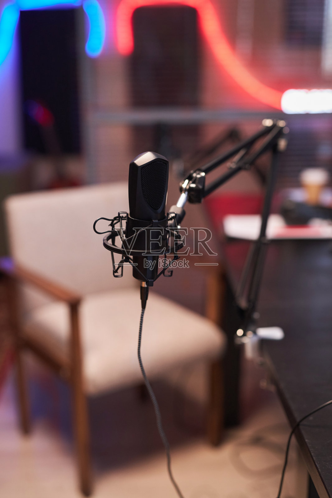 麦克风在录音棚的支架上照片摄影图片