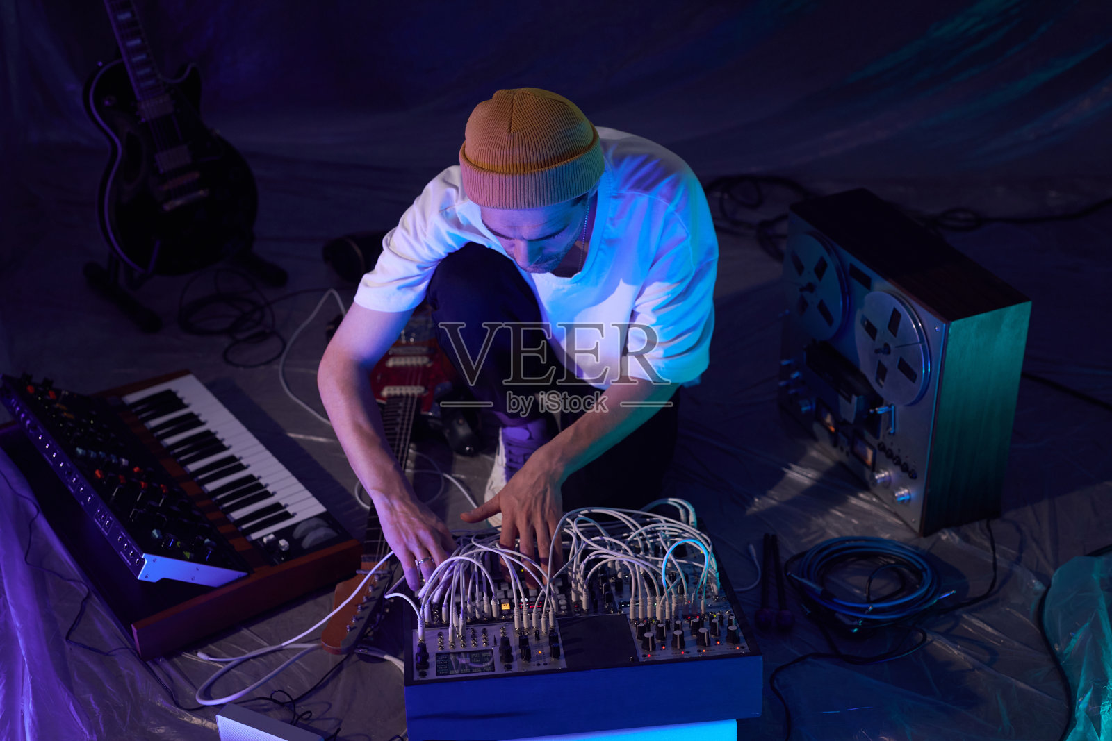 使用音乐设备的作曲家照片摄影图片