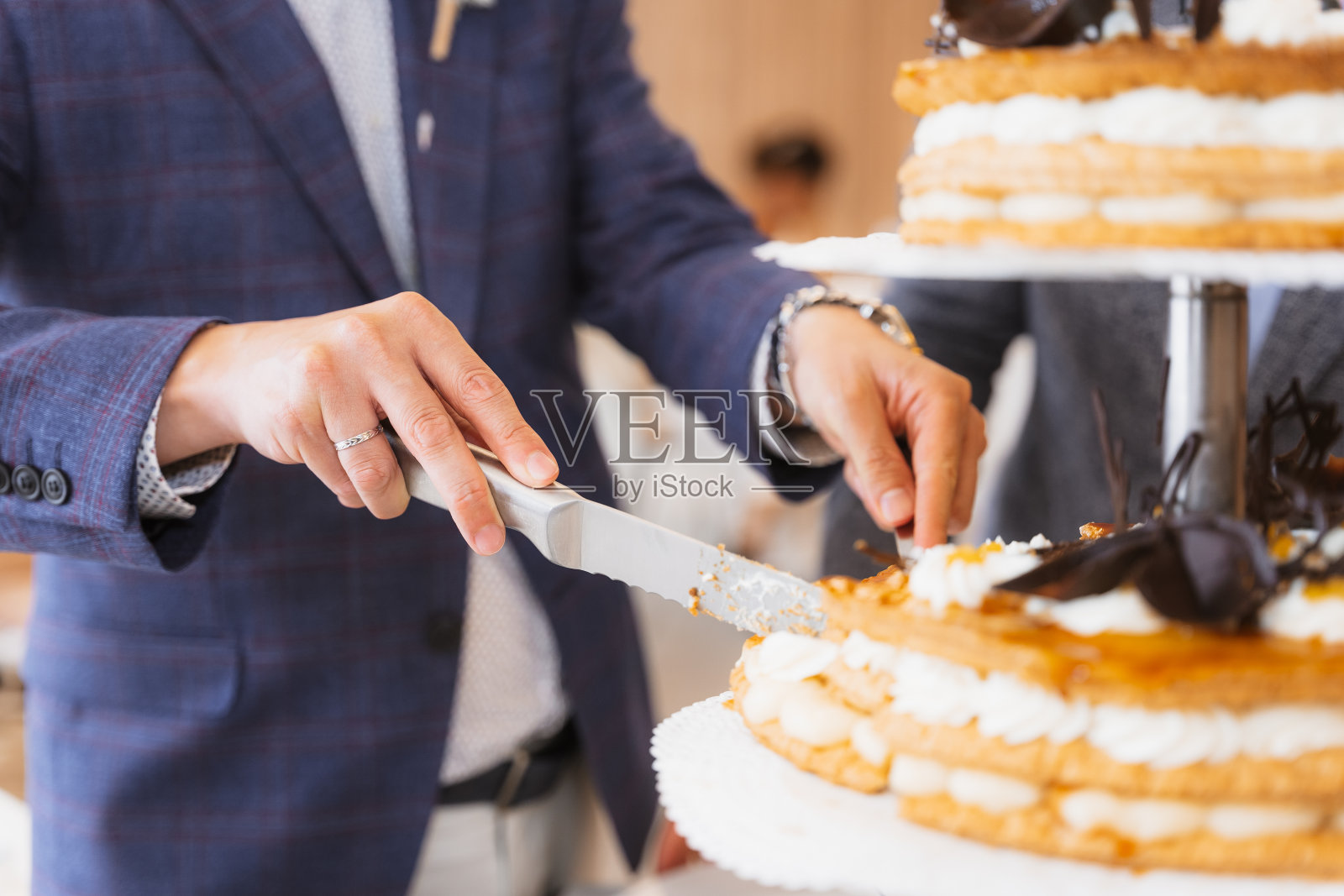 婚礼蛋糕上的娃娃的细节，传统的仪式，新娘和新郎切蛋糕照片摄影图片