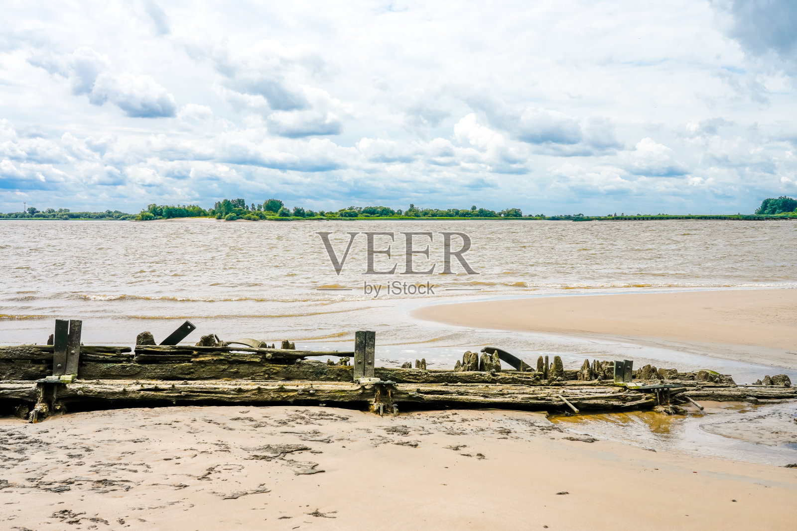 福尔肯施泰纳河和波兰海难的景色。汉堡附近易北河的历史景观。照片摄影图片