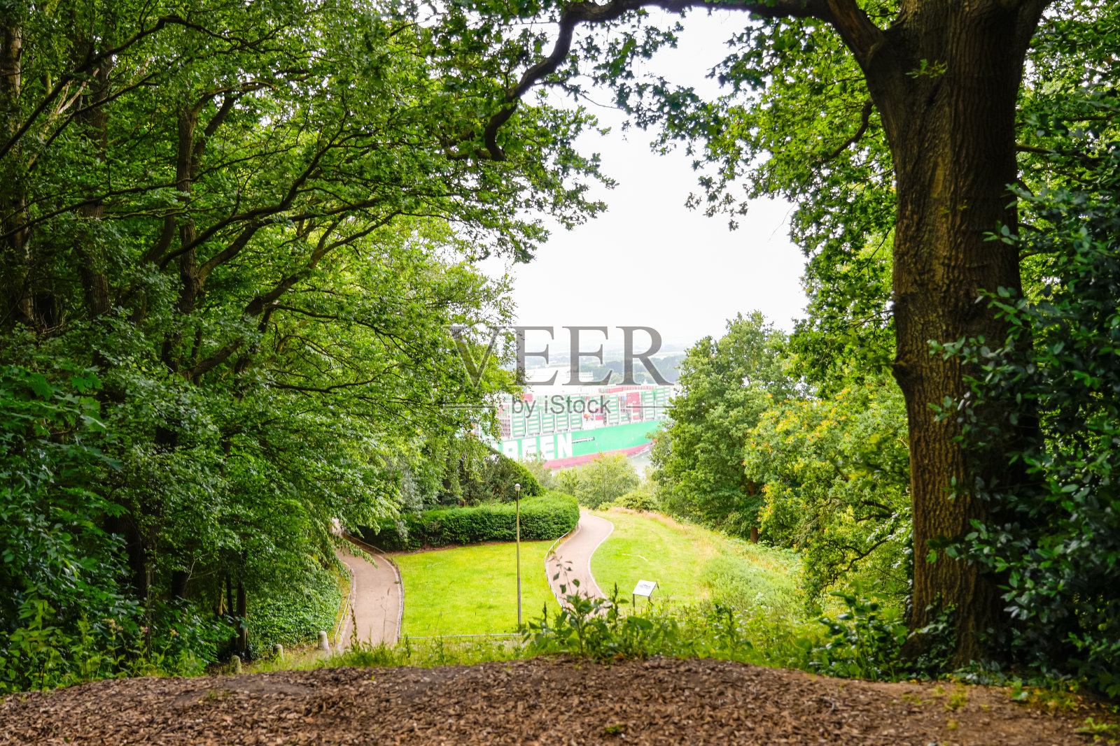 从汉堡的俾斯麦斯坦观景台俯瞰易北河照片摄影图片