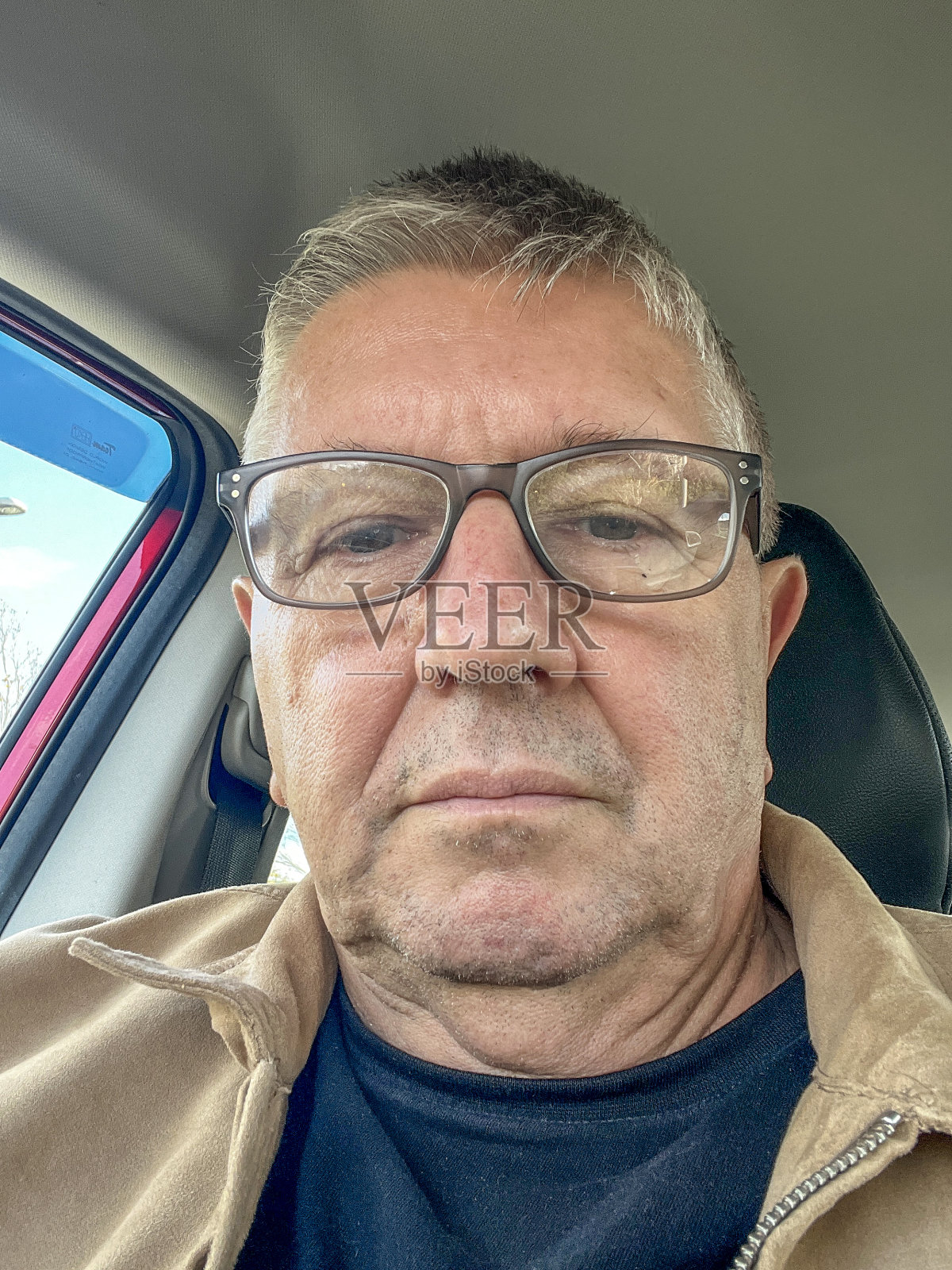 车里的白人老头照片摄影图片