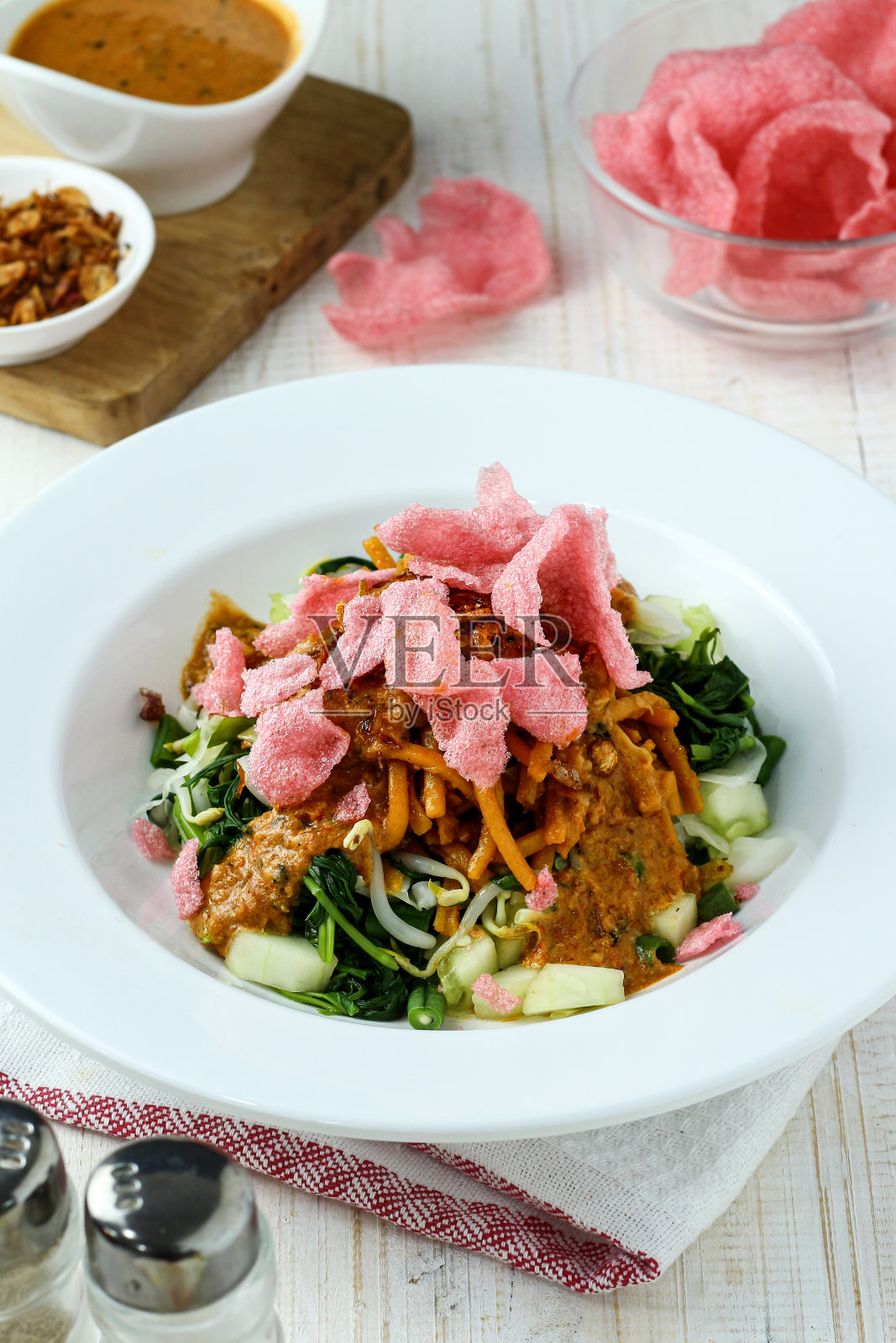 白色盘子里的米酥棉兰。照片摄影图片