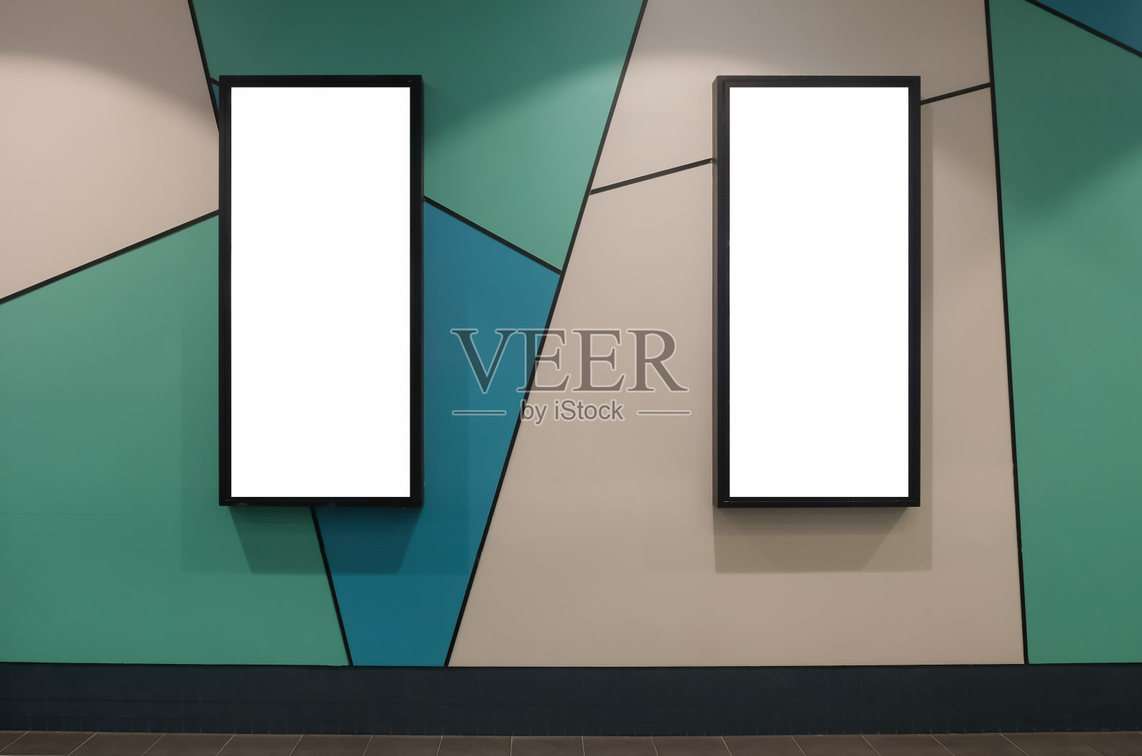 2垂直广告空白模型在图案墙上。室内户外出门模板。两个带有光影的海报框架，带有剪贴路径照片摄影图片