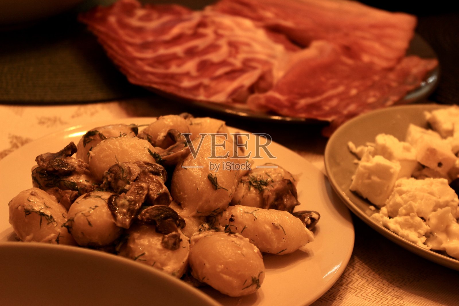 晚上，在半明半暗的厨房里摆上一张喜庆的桌子照片摄影图片