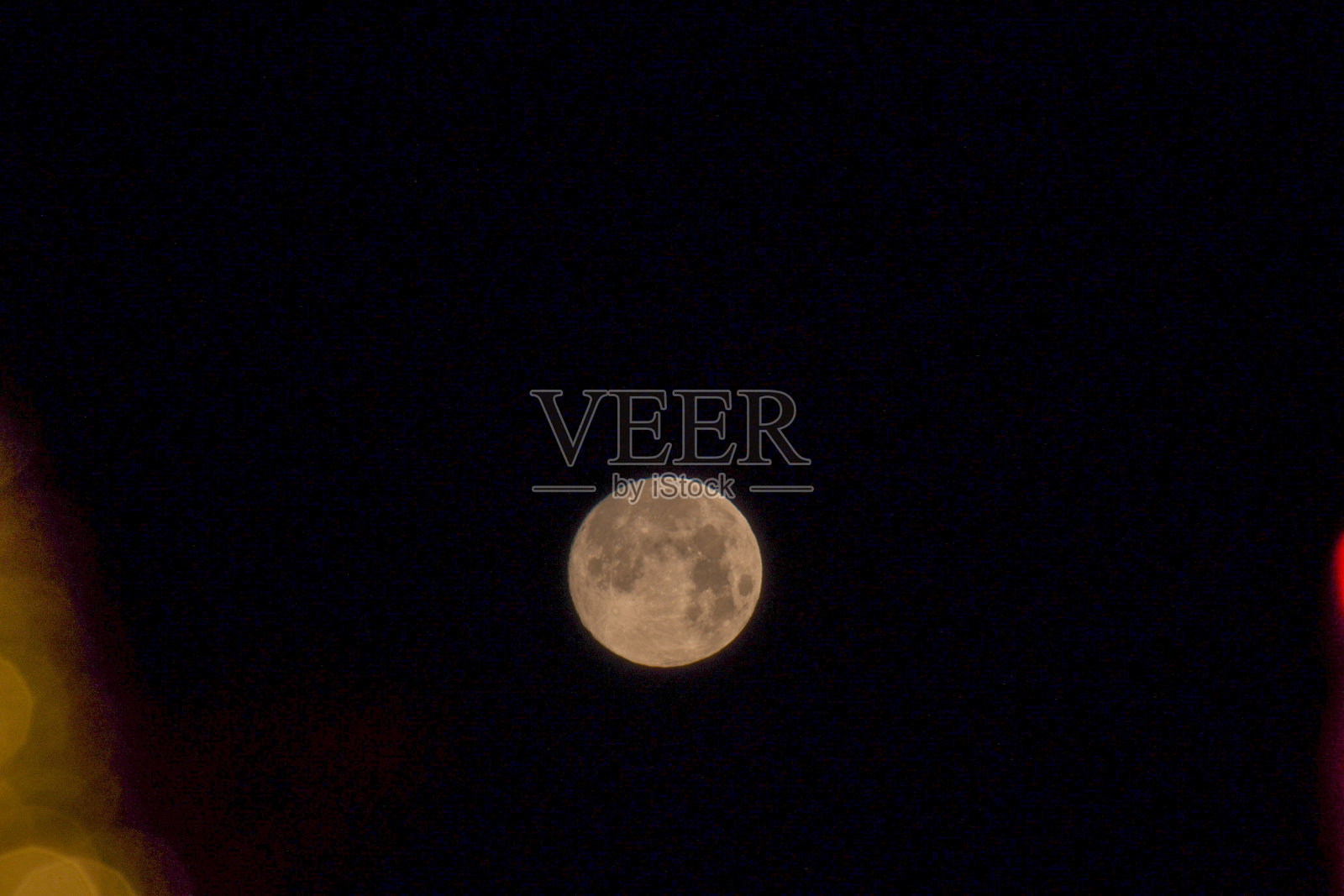 十二月的满月，冷月，长夜的月亮，两边的圣诞灯，背景是晴朗的夜空照片摄影图片