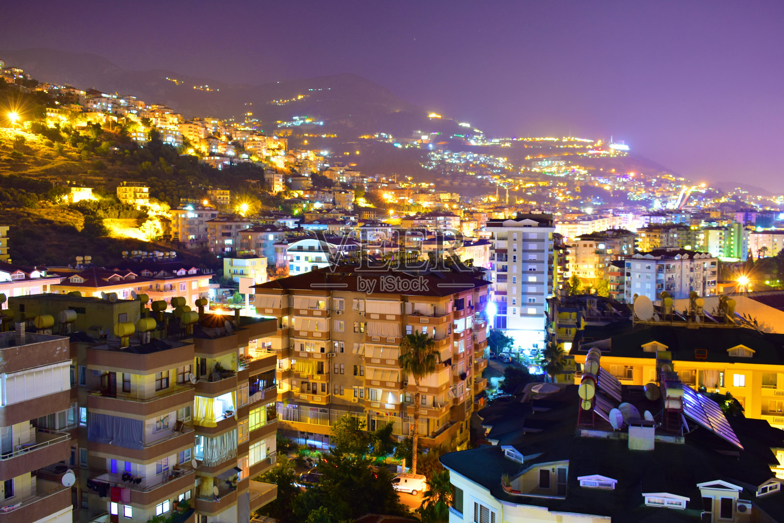 现代小屋夜景照片摄影图片