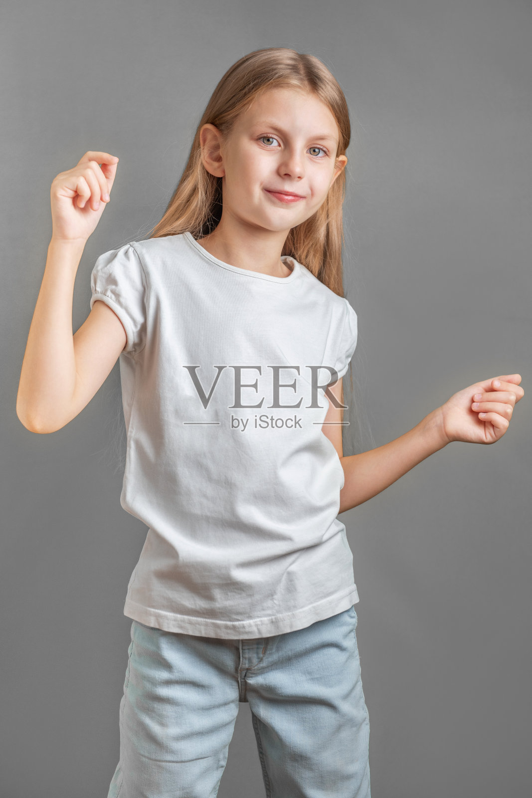 可爱的小女孩的肖像，浅色的长发照片摄影图片