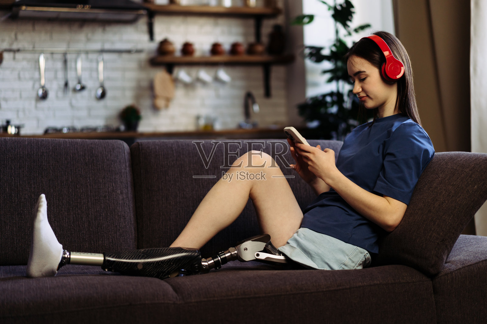 残疾妇女一边听音乐一边在手机上输入信息照片摄影图片