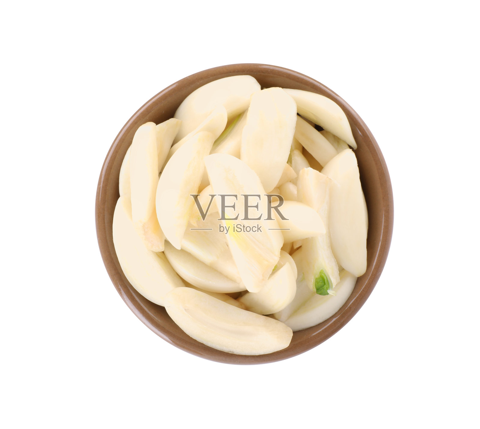 去皮的新鲜蒜瓣在碗中孤立的白色，俯视图照片摄影图片