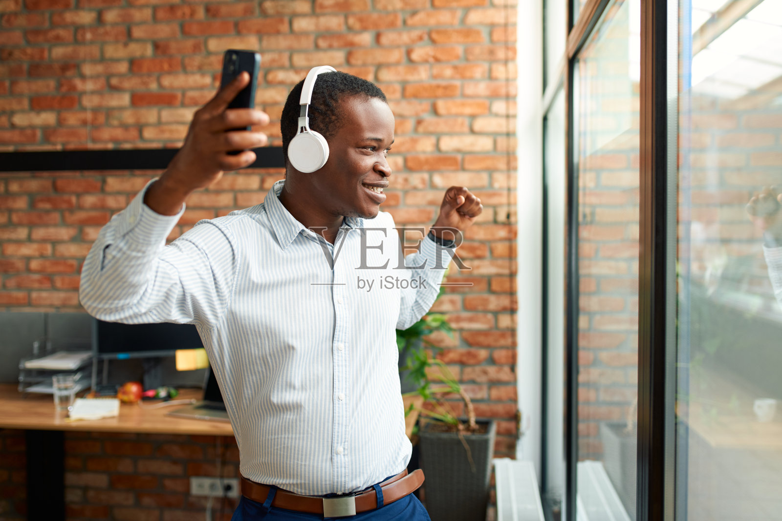 快乐的年轻人在办公室跳舞照片摄影图片