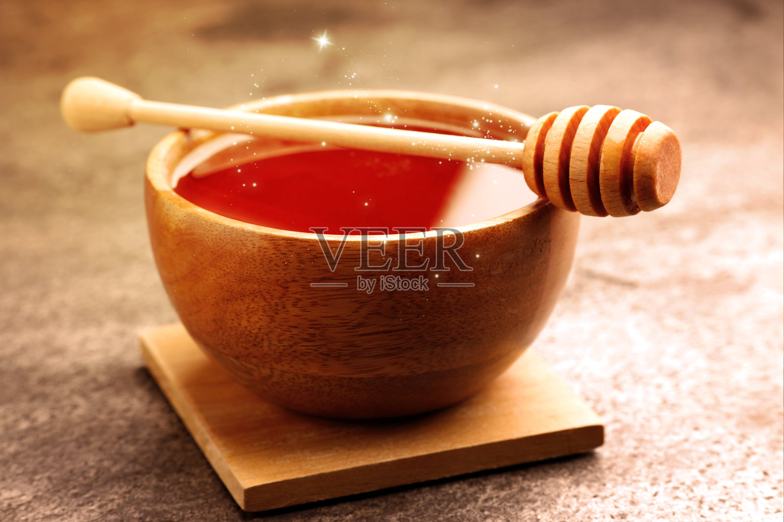 在阳光下的桌子上，木碗和木勺里装着天然蜂蜜，特写照片摄影图片