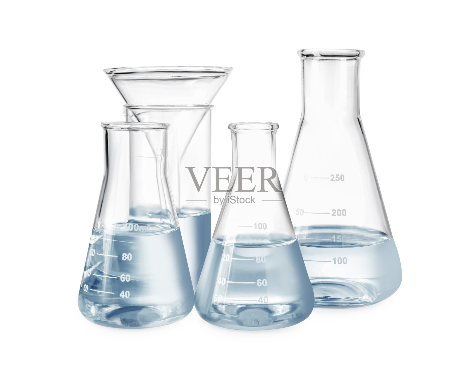 不同的实验室玻璃器皿与水隔离在白色照片摄影图片