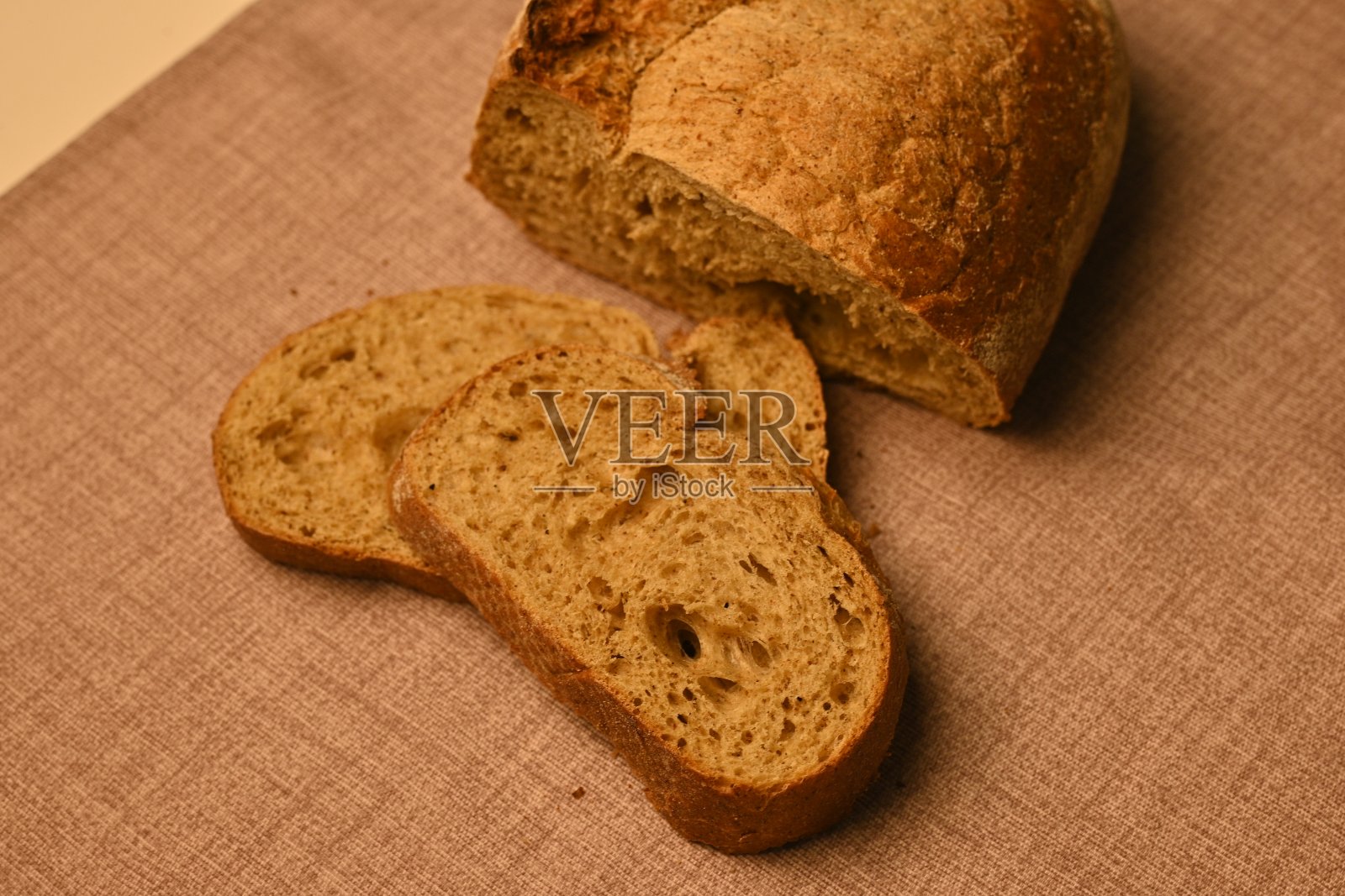 在灰色背景上切成片的白面包照片摄影图片