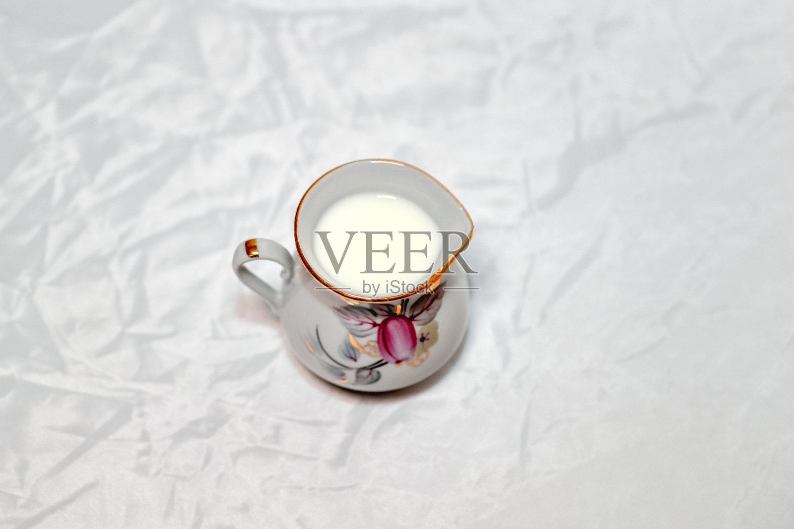 全脂和新鲜牛奶或奶油是非常受欢迎的乡村食品照片摄影图片