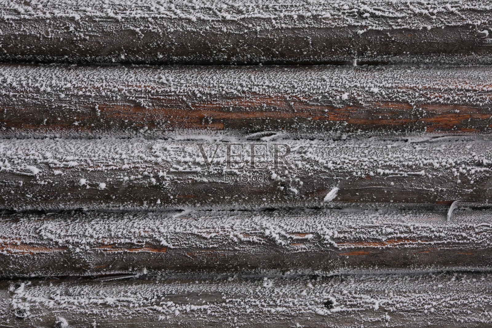 下雪天覆盖着白霜的木墙，特写照片摄影图片